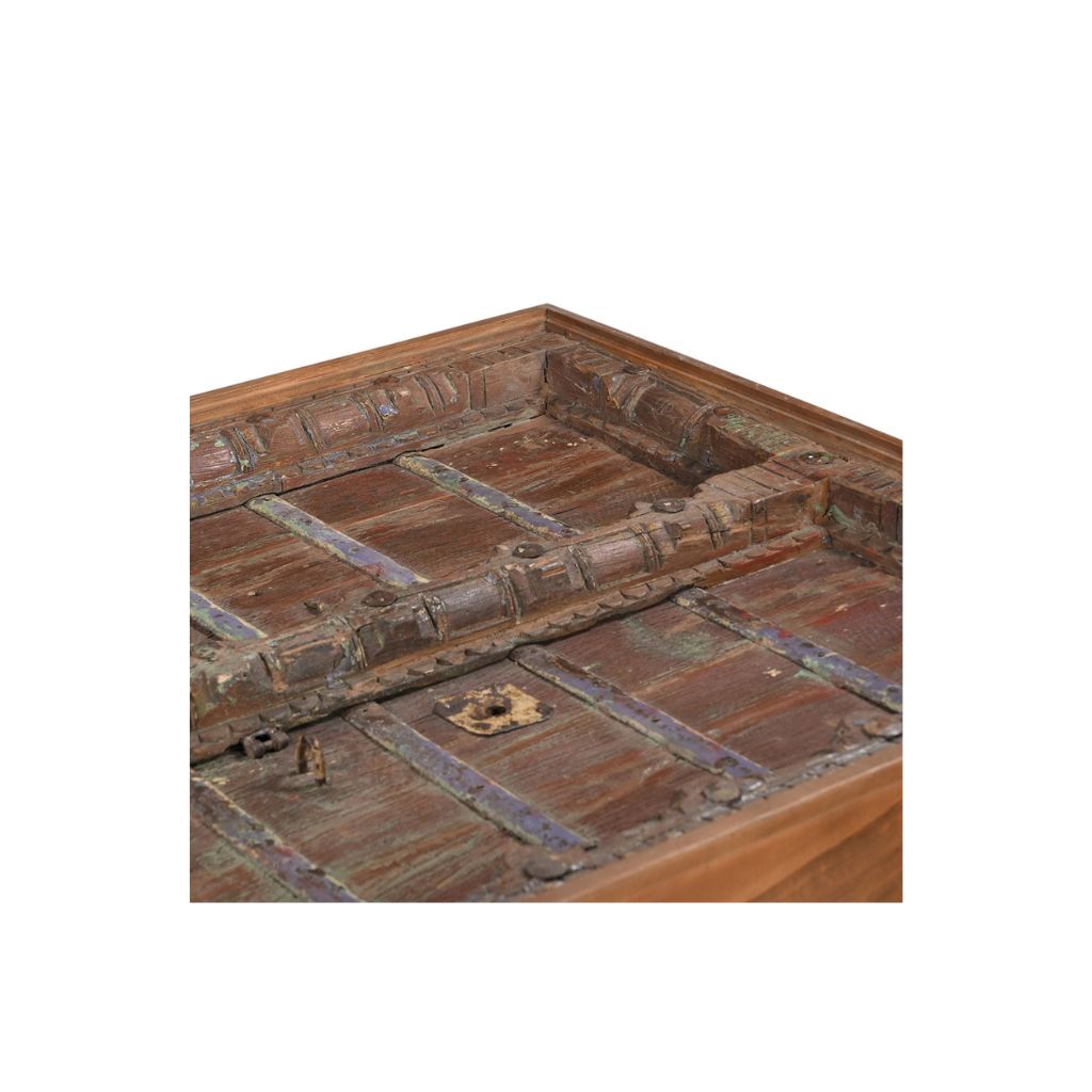 Detail of the top with inricate details