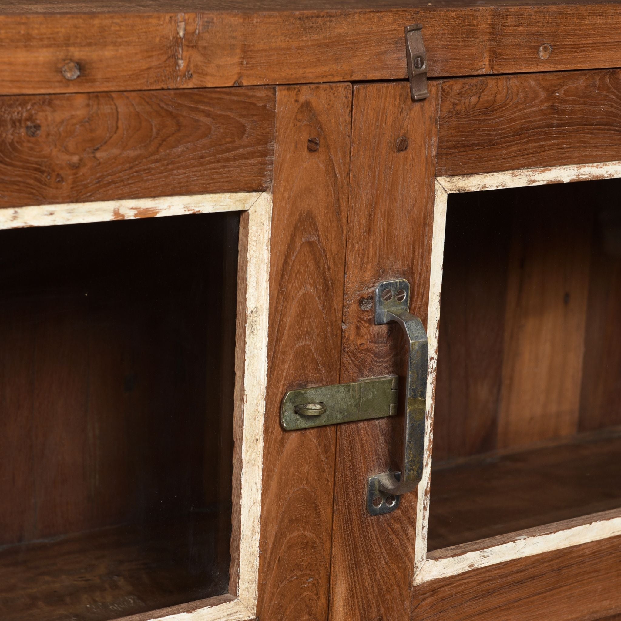 Twin Wall Glass Cabinet Close up of latch and handle