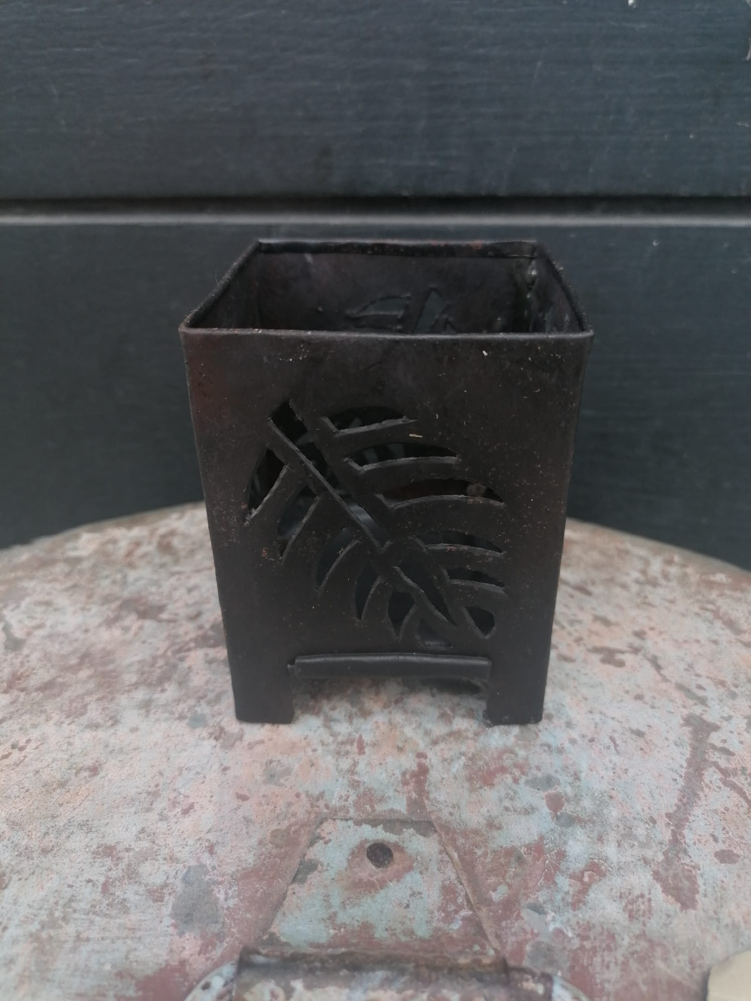 Black Metal Recycled Tea Light Leaf Shape Candle Holder 